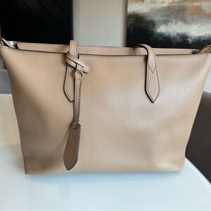 Burberry Ardwell Tote in Mid Camel